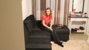 Jag blir en annan mänska i Bosnien, säger Melisa Elkaz. Jag blir mig själv. Melisa Elkaz sitter i sitt rum