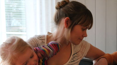 Tanja Forsblom sitter och tänker.