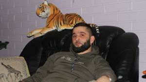 Barndomen tog slut samma dag som kriget började. Då var Seval Bitic nio år. Seval Bitic sitter med tiger i soffan