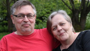 Vesa Hukkanen och Gina Rivera driver föreningen Vasanejdens Stackare r.f. Gina Rivera och Vesa Hukkanen tittar in i kameran