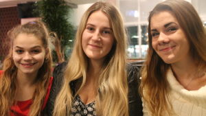 Melita Kulosman, Merjema Dizdarevic och Melisa Elkaz. Merjema och Melisa sitter på ett café.
