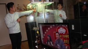 I Thang Nguyens familj är det den vietnamesiska kanalen VTV3 som står på i bakgrunden på dagarna. thang vid tv