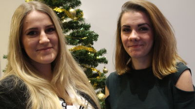 Merjema Dizdarevic och Melisa Elkaz tittar in i kameran