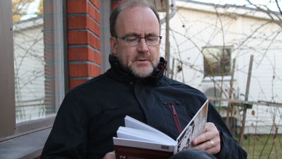 Boris Salo läser bok