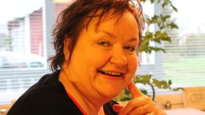 Ibland stötte jag på dem, säger Heddy. Att hej, här är en medmänniska som tittar på mig med en blick som säger att "du finns". Du finns, och du är bra, fast du är lite crazy nu just. Heddy Norrgård ler mot kameran