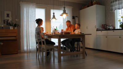 Familjen Forsblom dricker te vid köksbordet.