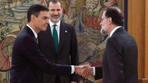 Spaniens nya premiärminister Pedro Sánchez (till vänster) skakar hand med avgående premiärminister Mariano Rajoy. Spaniens kung Felipe VI i bakgrunden. Spaniens nya premiärminister Pedro Sánchez (till vänster) skakar hand med avgående premiärminister Mariano Rajoy. Spaniens kung Felipe VI i bakgrunden.