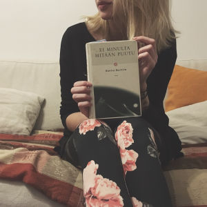 Mitä luimme kerran -blogin Laura pitää kädessään Hannu Raittilan kirjaa