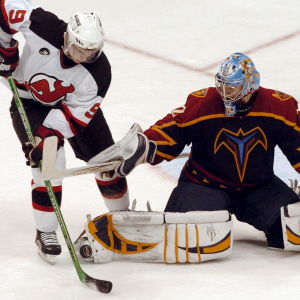 New Jerseys Zach Parise försöker få hål på Atlantamålvakten Kari Lehtonen säsongen 2005–2006. New Jerseys Zach Parise försöker få hål på Atlantamålvakten Kari lehtonen säsongen 2005–2006.