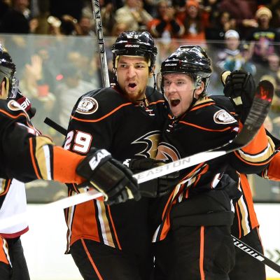 Sami Vatanen juhlii maalia Chris Stewartin ja Andrew Coglianon kanssa.