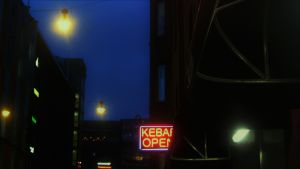 öinen kaupunki, katuvalot, kebab-kyltti