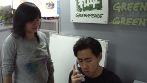 Greenpeace har i åratal försökt få den kinesiska regeringen att förbjuda avfallsimporten. Greenpeace är den mest inflytelserika utländska miljöorganisationen i Kina. Två Greenpeace aktivister i Hong Kong