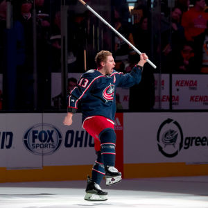 Cam Atkinson jublar efter att ha blivit vald till matchens spelare. Cam Atkinson jublar efter att ha blivit vald till matchens spelare.