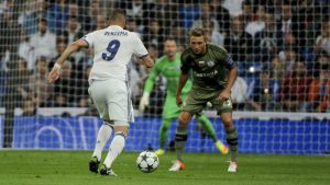 Legia mötte Real Madrid i Champions League förra säsongen. Karim Benzema med bollen