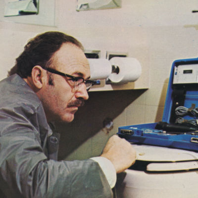Gene Hackman työkalupakin kanssa wc:ssä. Kuva elokuvasta Keskustelu (1974).