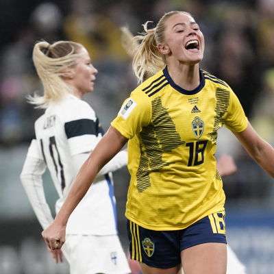 Fridolina Rolfö firar sitt 1–0-mål.