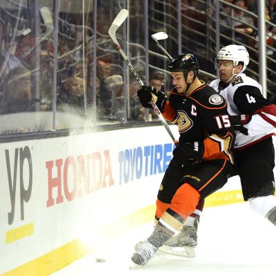 Ryan Getzlaf ja Zbynek Michalek taistelevat kiekosta