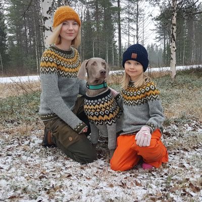 Eränkävijöiden Marjo Kämäräinen, tytär Pinja ja koira Pablo.