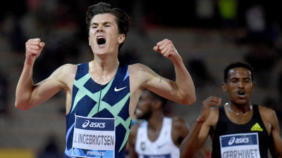 Jakob Ingebrigtsen jublar då han springer i mål på 5 000 meter.