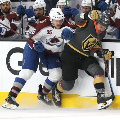 Mikko Rantanen försöker tycka sig förbi William Carrier.