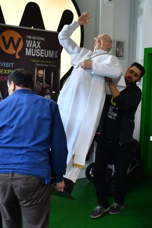 Vaxdocka som avbildar påven bärs fram på vaxmuseum i Dublin inför påvens Irlandsbesök. Vaxdocka som avbildar påven bärs fram på vaxmuseum i Dublin inför påvens Irlandsbesök.