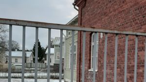 Gamla trähuslängor och stora bakgårdar finns ännu kvar i centrum men här finns också plats för fler hus. Liten tegelbyggnad