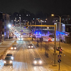 Ett fotografi över Alexandersgatan, man ser en bil som ligger tvärs över vägen. 