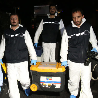 Turkiska poliser som lämnar det saudiska konsultatet i Istanbul efter att ha genomsökt byggnaden.