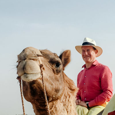 Michael Portillo ratsastaa kamelilla sarjassa Junamatka Itään