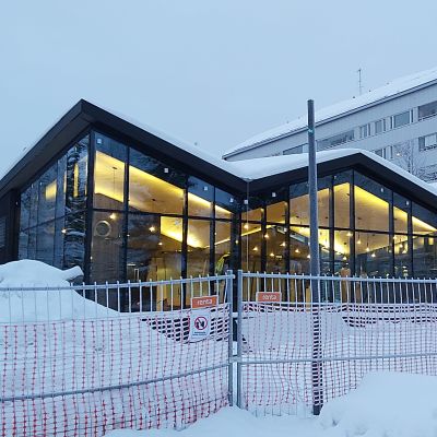 Jyväskylän Kirkkopuiston laajennettu kioskirakennus kuvattuna helmikuussa. 