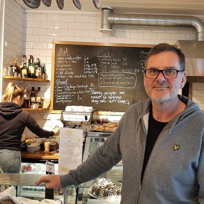 Krögare Nixu Knichter i Hangö i sitt bageri och kafé Lillan.