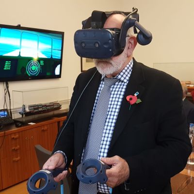 John Faraclas, som är specialist på sjöfartsfrågor, testar VR-glasögon.