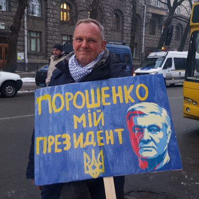 En man håller i en skylt med texten "Porosjenko är min president" i Kiev, Ukraina.