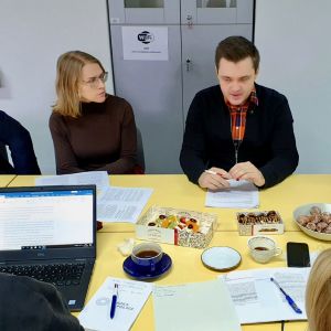 Weronika Kloc-Nowak lyssnar på en kollega på morgonmötet på Centret för migrationsforskning vid universitetet i Warszawa. Migrationsforskning är ett knepigt forskningsområde inom Schengen eftersom folk kan röra sig som de vill och ofta slarvar med byråkratin. Morgonmöte på Centret för migrationsforskning vid universitetet i Warszawa, Polen.
