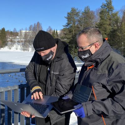 Projektipäällikkö Marko Karvonen ja kuvaaja Ilkka Mukkala tutkimassa kuvapankin kuvia Kajaanissa.