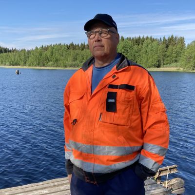 Kalastaja Marttu Turtiainen Puruveden rannalla. 