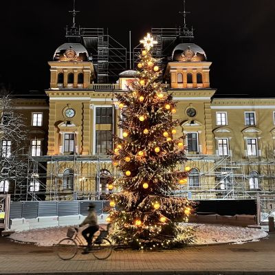 Oulun kaupungintalo ja joulukuusi marraskuussa 2021.