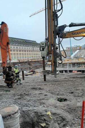 Pålar slås ner i marken på Salutorget. Pålar slås ner i marken där torgparkeringen under Åbo salutorg byggs.