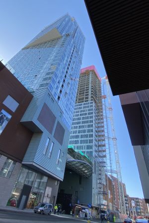 Majakka med sina 134 meter är Finlands högsta bostadshus. Ett av husen som byggs på södra sidan om Österleden kommer att vara ännu högre. Skyskrapor i Fiskehamnen i Helsingfors.