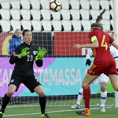Irene Paredes nickar in 0-1 bakom Tinja-Riikka Korpela.