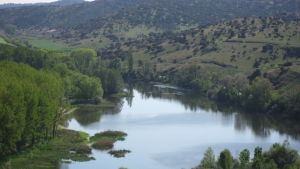 Salamancan maaseutua: rinteitä, järvi