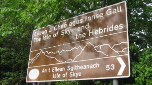 En tvåspråkig skylt i Skottland på skotsk gäliska och engelska. På skylten står det "ön Skye och Hebriderna". En tvåspråkig skylt i Skottland på skotsk gäliska och engelska. På skylten står det "ön Skye och Hebriderna".