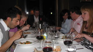 Ruokailijoita illallispöydässä Espanjassa.