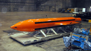 Jättebomben GBU-43/B är den största konventionella bomben i USA:s arsenal. Den hade aldrig tidigare använts i strid "Alla bombers moder" kallar amerikanerna bomben de släppte över Afghanistan.