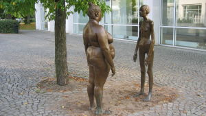 Skulpturen "Bronskvinnorna" av Marianne Lindberg de Geer utanför Konsthallen i Växjö.