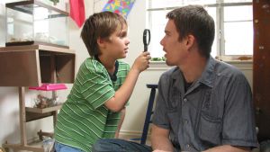 Ellar Coltrane och Ethan Hawke i filmen Boyhood. Ellar Coltrane och Ethan Hawke i filmen Boyhood.