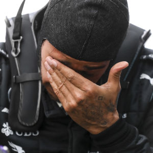 Lewis Hamilton var rörd efter att ha vunnit loppet och säkrat sin VM-titel. Lewis Hamilton var rörd efter att ha vunnit loppet och säkrat sin VM-titel.