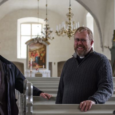 Rikssvenska Patrick Göransson är pastor och eldsjäl i S:t Mikaelskyrkan i Tallinn. Här står han i den svenska kyrkan bredvid Valdek Slet, som nu har blivit invald för andra gången i kulturrådet.  Slet är ättling till kustsvenskar, men tycker inte att gene