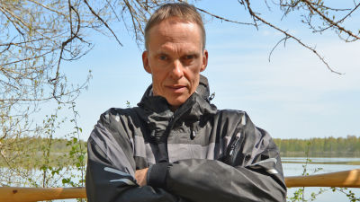Bertil Blom med träpaddel vid stranden