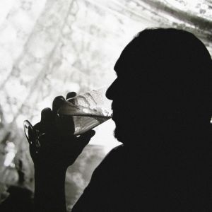 Man som dricker öl